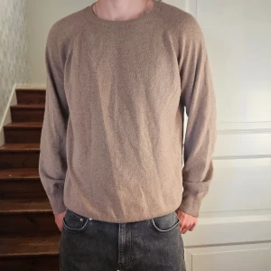 Stickad sweatshirt beige - Denna stickade tröjan från oscar jacobson är riktigt fet. Den har en perfekt passform, är riktigt skön och är i bra skick då den är sparsamt använd