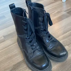 Svarta boots från hm med små defekter som ni ser och är storlek 39