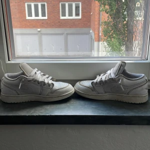 Jordan 1 low - Skick 7/10 på dessa skit snygga Jordan One low som är köpta på stock x