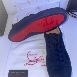 Christian Louboutin  - Endast byte mot loubs med taggar i storlek 45 eller 46. Helst gråa eller svarta. Sista bilden visar hur sulan ser ut nu. (Ps. Dom är f@ke)