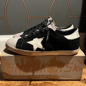 Golden goose storlek 45 (passar mig som har 44) - Skon har tyvärr en defekt (se bild 3). Det går att laga hos skräddare och jag har inte märkt av det när jag använt dem. Hör av dig vid funderingar