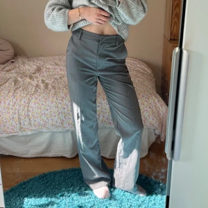 Grå kostymbyxor  - Högmidjade, nästan oanvända gråa kostymbyxor från bikbok!💕