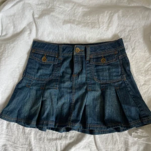 Jeanskjol  - En jätte fin vintage marinblå kjol från promod i bra skick. Säljs endast pga att den är för stor för mig.