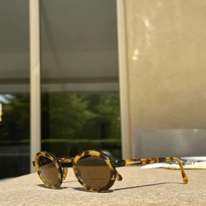 Giorgio Armani 90s vintage solglasögon - Vintage solglasögon från Giorgio Armani Köpta på 90 talet   Mycket fint skick, endast mindre repor som inte syns ifall man inte kollar med blixt och nära