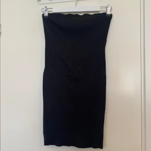 Tubklänningar - Två tubklänningar från H&M i storlek M. Köpa i par. En fläck på den röda som jag tror går bort med en tvätt