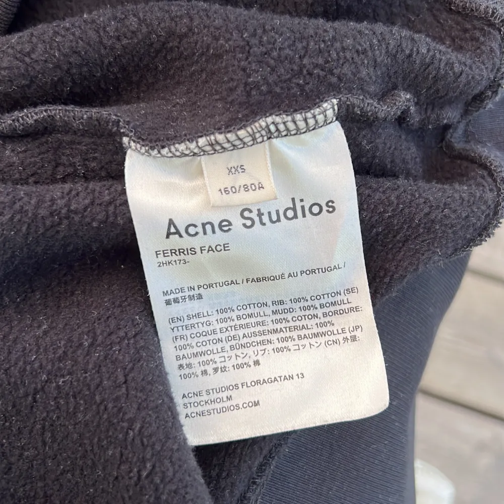 Tidlös hoodie i svart från Acne studios. Perfekt både till en sommarkväll och vintern! Nypris 3 200kr. Hoodies.