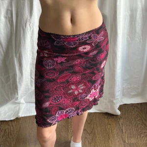 Blommig kjol - Vintage blommig kjol. Jag är 176 cm 💓