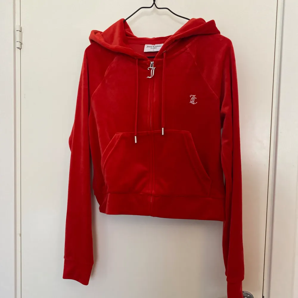 En helt oanvänd tröja från Juicy Couture i storlek M. Rhinestone på ryggen och ett litet märke fram.. Hoodies.