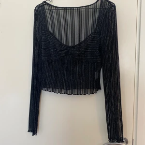 Glittrig tröja  - En glittrig tröja från SHEIN i storlek L. Aldrig använd 