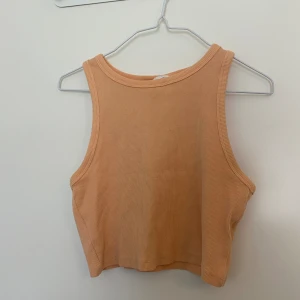 Topp - En aprikos färgad topp från H&M i storlek M