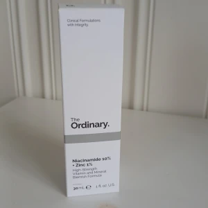 Skincare - Helt ny, säljer pga att jag redan har en. Aldrig använd bara förpackningen öppnad men man det syns inte. Det är niacinamide, face serum. 30 ml. Nypris 90 kr.
