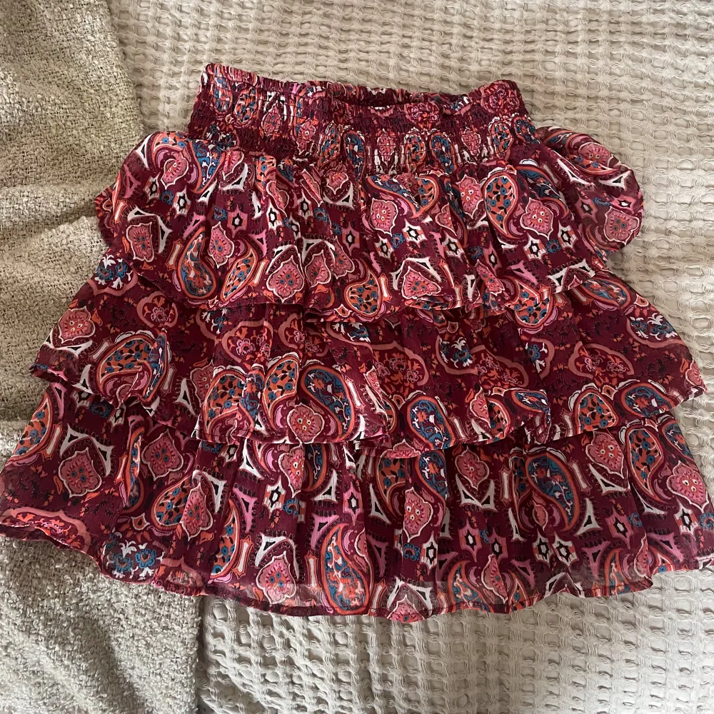 En röd kjol med färg detaljer från Lindex 🥰. Kjolar.