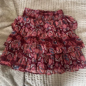 Kjol  - En röd kjol med färg detaljer från Lindex 🥰