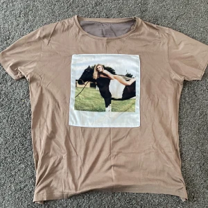 Limitato tshirt - Säljer denna limitato T-shirten som har använts flitigt och har någon defekt som man ser på bild 4. Men annars är den i bra skick.