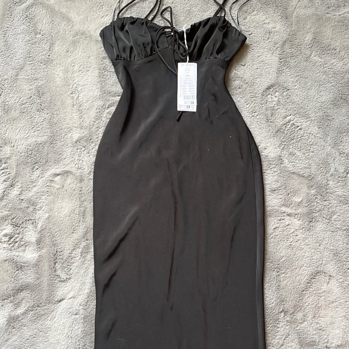 Lång svart klänning