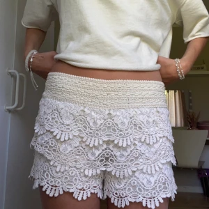 Spets shorts - Så vackra volang shorts kanten går att vika ner så de blir mer lågmidjade, finns ingen lapp så vet ej var de är ifrån. 