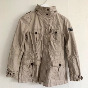 Peak Performance-jacka - Style TARA JACKE. Luva kan tas fram med dragkedja.