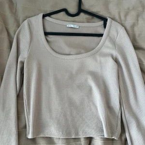 urringad tröja  - jag ÄLSKAR den här tröjan men tyvärr så är den kort för mig. Helt NY och så skön material så värt att köpa❤️ Köpte från Bershka och säljer för 99 kr vanligtvis kostar den 200 kr