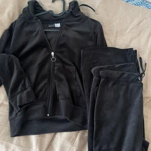 mjukis set  - Två plagg från Gina Tricot i storlek 38 för våra underbara tjejer❤️ säljer dom eftersom jag vill köpa nya, dom är jätte sköna och så skön material för vintern!   ordinarie pris, båda plagg för: 500 kr säljer båda plagg tillsammans för: 250 kr ❤️