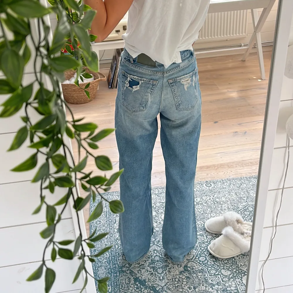 Superfina högmidjade vida jeans från Zara, insydda lite i midjan därav ingen lapp på insidan, jag är ca 172cm. Jeans & Byxor.