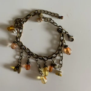Fint armband med fina stenar - Sjukt fint armband. Säljer då jag har för många