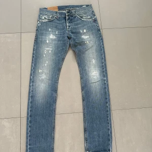 Dondup jeans - riktigt shyssta jeans i slimfit med sköna slitningar! skicket är topp!  Hör av er vid fler frågor&bilder!🙏🏽