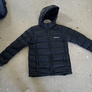 Peak performance jacka - Svart fin jacka med stora fickor. Storlek 170. Väldigt varm och skön 