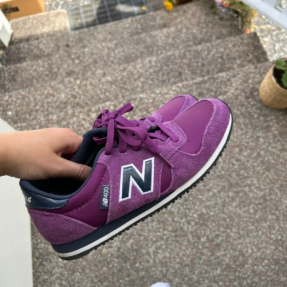 Hej, säljer ett par new balance skor, använda få tal gånger, nyskick. Skor.