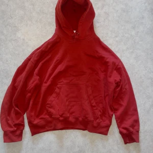 Blank hoodie - Sjukt snygg röd hoodie från H&Ms märke blank stapels. Hoodie är i storlek M men har Krmyt den med mening för att få den lite mera cropped. Frågor? Skriv i DM. 🤙