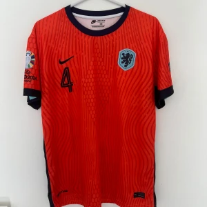 Nederländerna EM 2024 - Van dijk - Skick: helt nytt och oanvänd  Storlek: M Tröjan finns i Stockholm/Vallentuna men frakt erbjuds via postnord (2-3 dagar)  Skriv till mig ifall ni har en fråga.