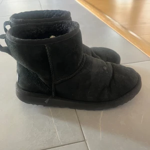 Svarta Uggs  - Äkta uggs, väl använda men fortfarande snygga! Slitna därav priset 