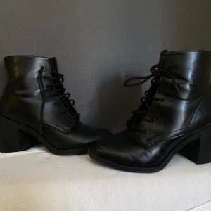 Stövlar  - Hej, knabbt använda stövlar i bra  skick