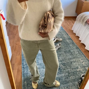 Gröna baggy jeans zara - Så nice baggy jeans från zara i perfekt skick! Jag är 165 men har vikt upp dem som ni ser så  skulle säga att de passar upp till 173 🌞