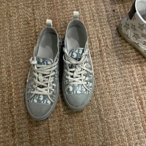 Dior skor  - Säljer dem billigt för att dem är lite slitna men går att fixa. Dior b23 med låda. Priset är inte hugget i sten 