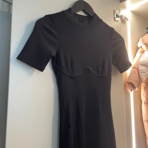 Svart Klänning H&M - Kommer i sparsamt skick. Inga skador eller fläckar. Sitter tight på. 