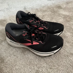 Löparskor - Löparskor från Brooks. Nypris 1800. Säljer då skon inte passar min fot och har endast använt dem 2 gånger så i princip i nyskick💕