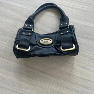 Väska - Säljer denna väska då den tyvärr inte kommer till användning längre, köpt second hand och kan därav inte säkra att den är äkta 