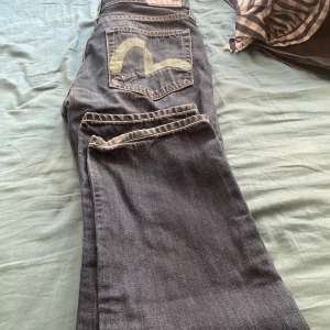 Slim fit med extra tyg vid vaderna inte boot cut eller flared:) - Sköna lite slitna jeans fortfarande stylist och i relativ bra skick men passar inte mig midjan är nog 36 passs form M är 173 de pass bara men inte midjan 