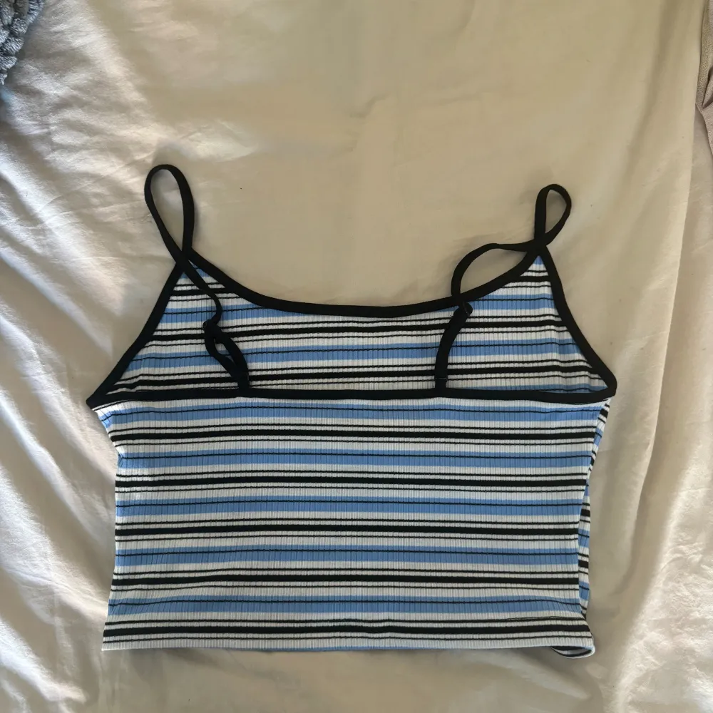 Croptop linne från Shein Storlek S/M, banden går att ändra  Säljer för 20kr. Toppar.