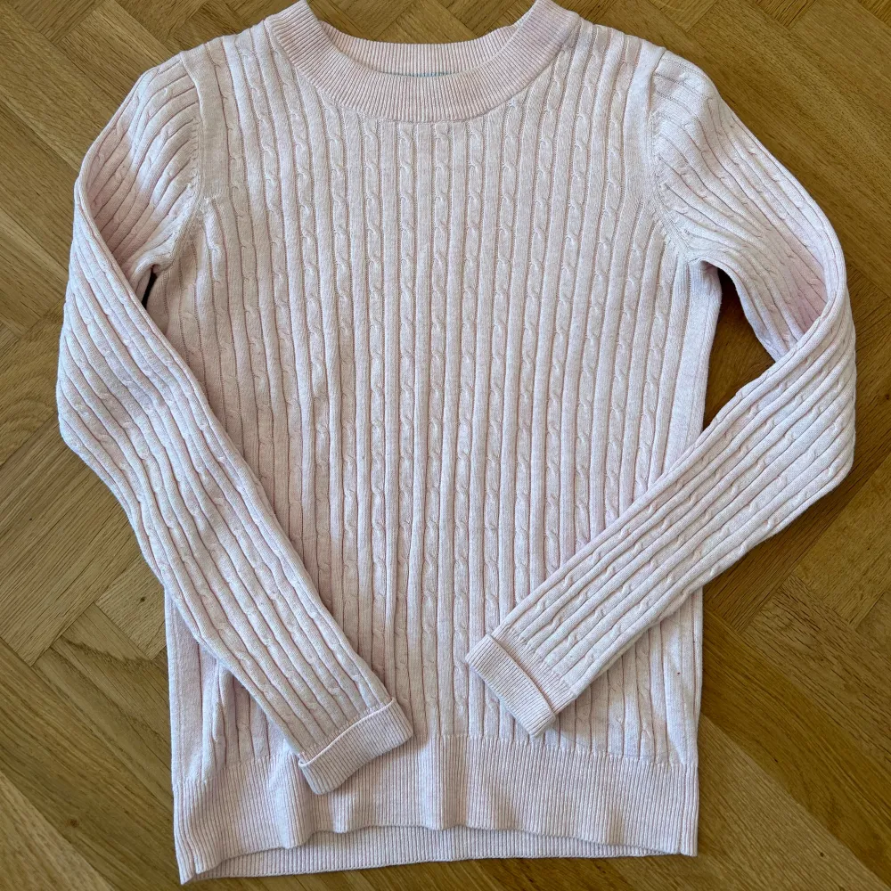 Det är en rosa stickad tröja ursprungligen från Gina tricot. Endast använd ett fåtal gånger men tyvärr passar inte längre. En av mina favorit tröjor. Pris går att diskutera 💕. Tröjor & Koftor.
