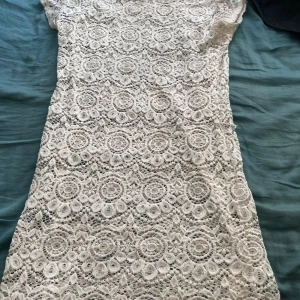 Fin T-shirt stickad,man använder sin Fantasi med denna - Finns ingen storlek på den skulle säga S/M den är ganska lång kan nog dras ner till höfterna eller lägre!