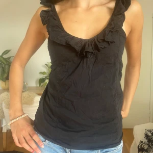 Svart linne med volang - Super sött linne med volang band❤️