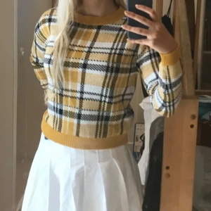 Rutig tröja från H&M - Säljer denna fina tröjan från H&M. Inte använd särskilt mycket. Finns en liten defekt på framsidan, men inget som syns tydligt.