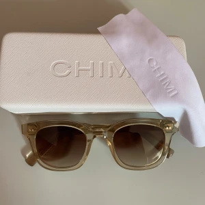 Chimi 02 ecru - Köpta förra året! Fint skick! Glasögonfodralet är lite snett. 