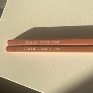 Caia läppennor  - Caias läppennor i de nya färgerna pink blossom och caramel cutie, endast provade en gång, aldrig vässade!🥰 Nypris 145, men köp dessa för 160 tillsammans eller en för 100!🤍