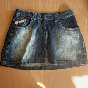 2000s kjol - Jättesnygg miniskirt i storlek 170