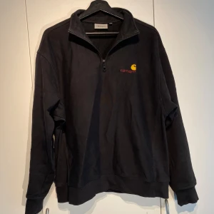 Carhartt Half Zip Svart - Hej, säljer en schysst Half zip från Carhartt i svart färg. Storlek M och True To Size. Fint skick utan skador. Lätt att stylea, passar i alla lägen. Nypris var 1200kr. Pris kan diskuteras. Hörs i DM! 