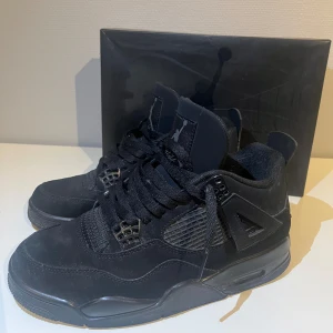 Jordan 4 Black Cat - Jordan 4 Black Cats ⚫️❗️Cond 8/10, väldigt fina, RƎP därav priset. DM för fler frågor/bilder 📩✔️ 
