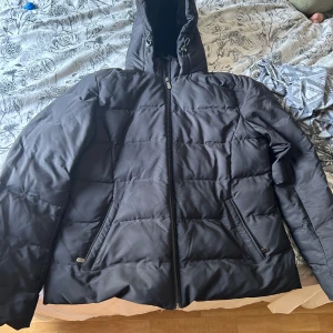 Höst/vinterjacka - En väl använd jacka men i väldigt bra skick. Snygg och passar att ha på hösten och vintern. Storlek L men liten L skulle jag säga. Tjejen på bilden är 1,56.