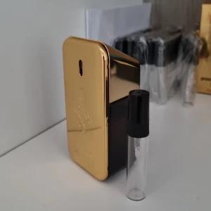 One milliom EDT sample - En riktig klassiker när det kommer till parfymer. En söt och kryddig doft.  Jag säljer i 2, 3 och 5ml. Prisarna är 40/50/70kr. Köp görs i meddelanden! 